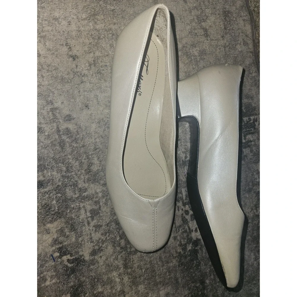 Trotters Women's 'Doris' White Pearl leather Pumps Ballet Flats - Size 9 M